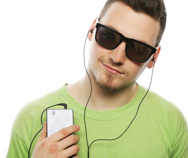 müzik dinleme ve smartphone kullanarak adam