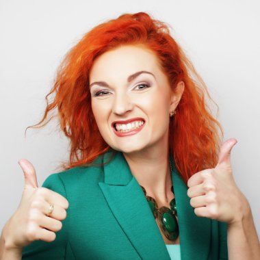 Başarılı kız başparmağını iki eliyle kaldırır.