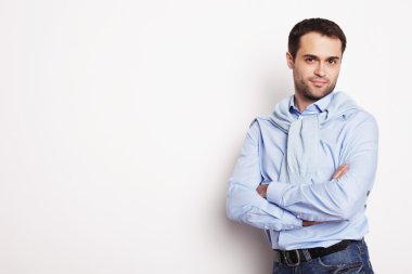 Mavi gömlekli mutlu genç adam.. 