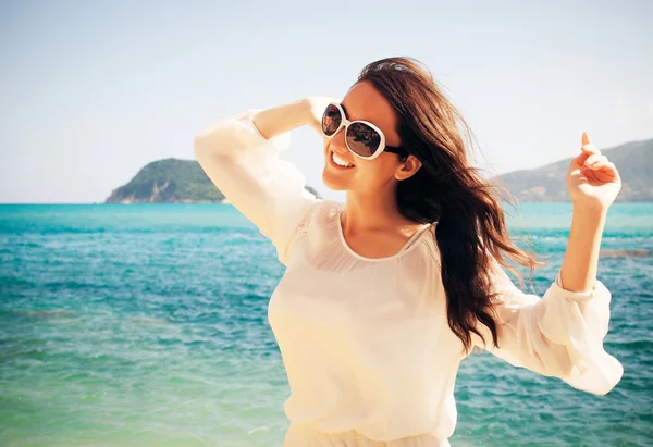 Happy woman in summer white dress on beach. — Stock Photo, Image