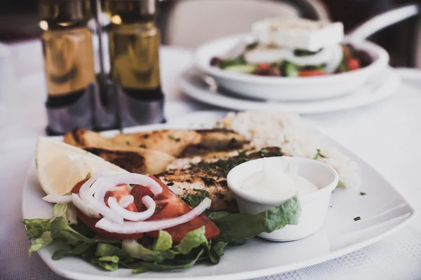 Saumon et légumes grillés — Photo