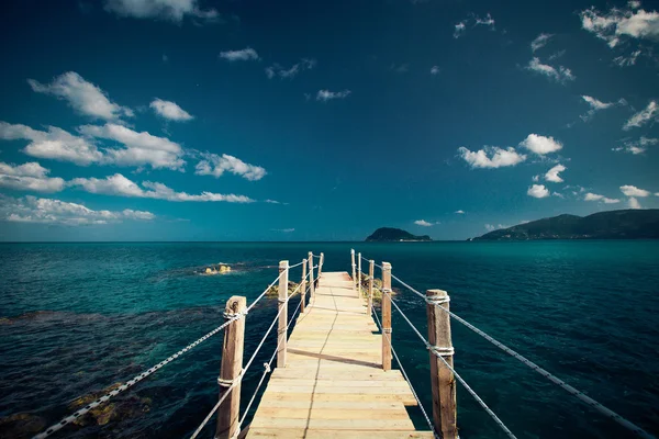 Träbro - havet, sommar. — Stockfoto