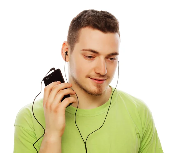 Homem ouvindo música e usando smartphone — Fotografia de Stock