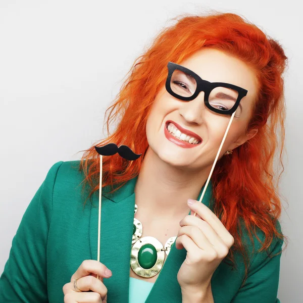 Mujer joven sosteniendo bigote y gafas — Foto de Stock