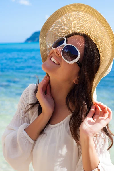 Glückliche Frau mit Hut am Strand — Stockfoto