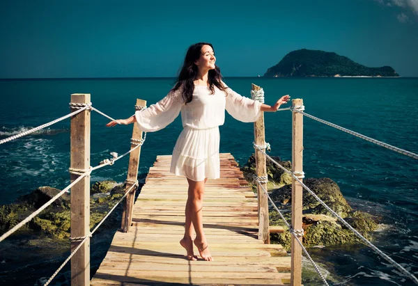 Mulher na ponte perto do mar — Fotografia de Stock