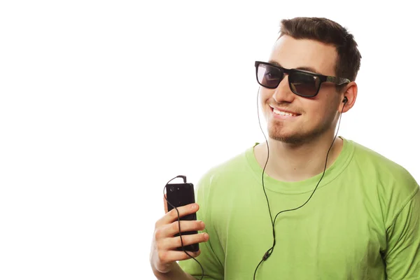 Άνθρωπος ακούει μουσική και χρησιμοποιώντας smartphone — Φωτογραφία Αρχείου