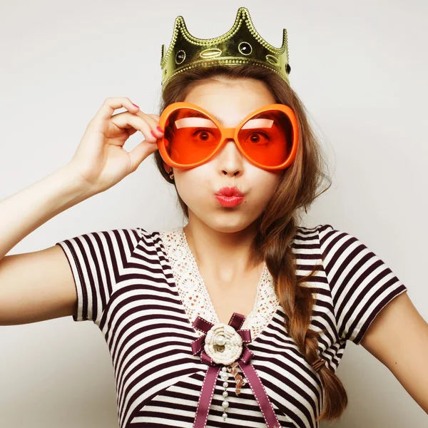 Jeune femme avec de grandes lunettes de fête — Photo