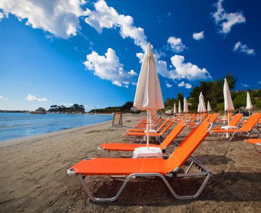 ile güzel Plajda şemsiye şezlong