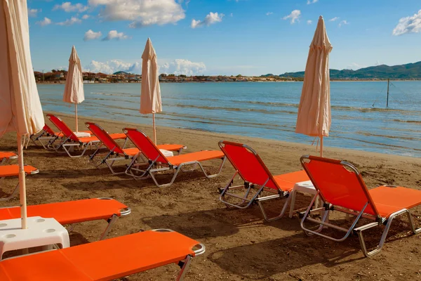 Sunchairs with  umbrellas on beautiful  beach — Stock Photo, Image