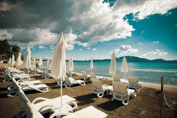 Sunchairs with  umbrellas on beautiful  beach — Stock Photo, Image