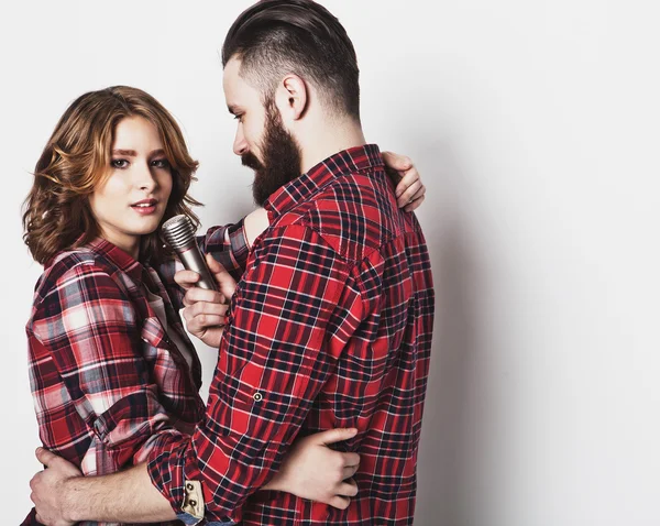 Charmant couple avec microphone — Photo