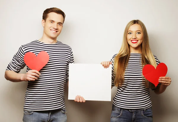 Feliz casal segurando branco em branco — Fotografia de Stock