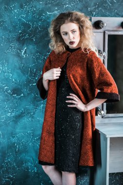 kırmızı bir ceket giymiş şık kadın