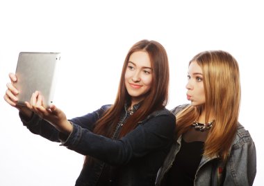 genç ve güzel kadın kendi kendine portre alarak 