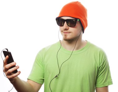müzik dinleme ve smartphone kullanarak adam