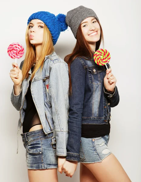 Deux jeunes filles hipster meilleurs amis — Photo