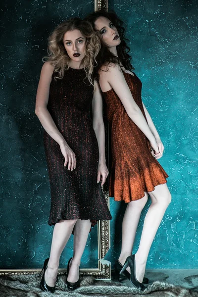 Фотография двух модных дам в стиле Vogue — стоковое фото