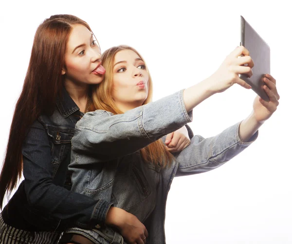 Zwei hübsche junge Frauen beim Selbstporträt — Stockfoto