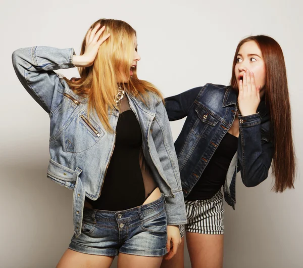 Dwaj przyjaciele hipster młoda dziewczyna stojąc razem — Zdjęcie stockowe