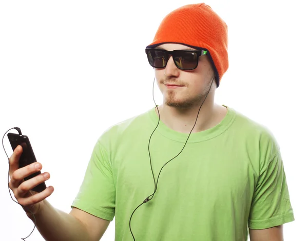 Uomo ascoltare musica e utilizzando smartphone — Foto Stock