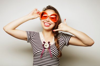 Büyük parti gözlüklü genç kadın.