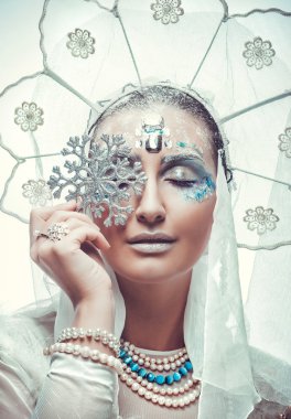 Beyaz arkaplan üzerinde Kar Kraliçesi