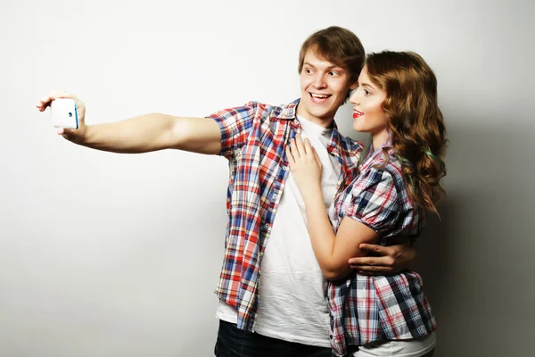 Couple souriant avec smartphone, selfie et plaisir . — Photo