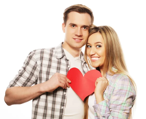 Casal feliz no amor segurando coração vermelho — Fotografia de Stock