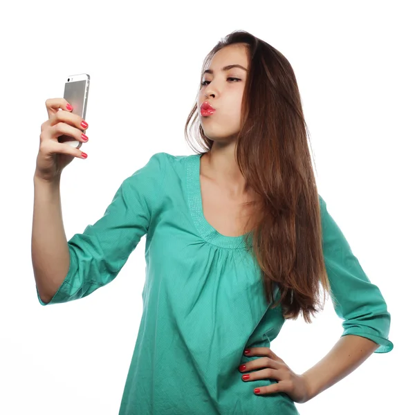 Ładny nastolatek dziewczyna biorąc selfie — Zdjęcie stockowe
