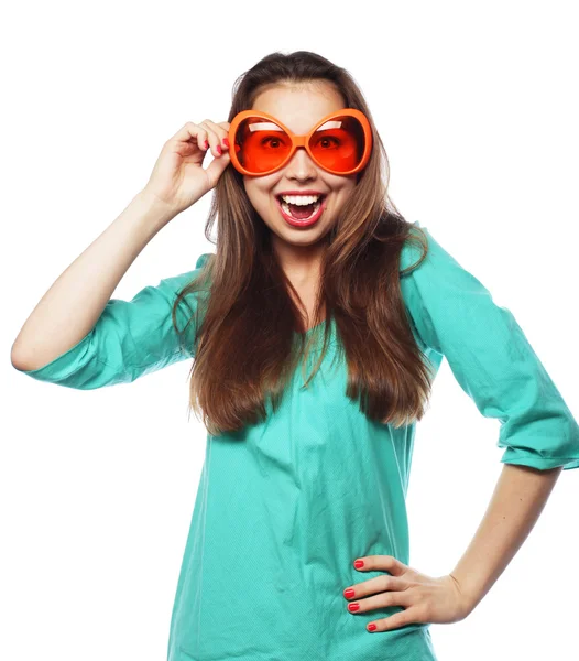 Jeune femme ludique avec des lunettes de fête. Prêt pour le bon moment . — Photo