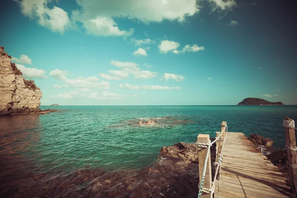 Träbro - havet, sommar. — Stockfoto