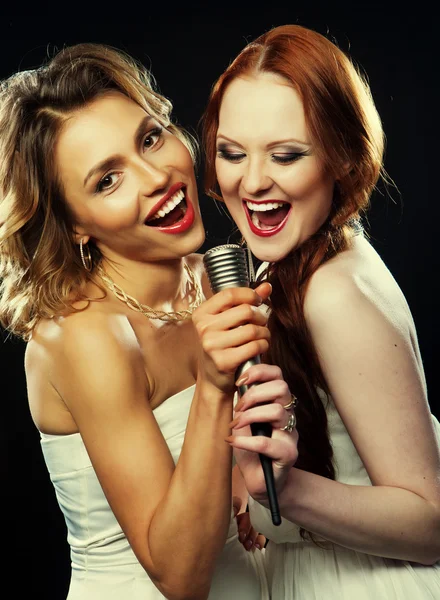 Skönhetstjejer med mikrofon som sjunger och dansar — Stockfoto