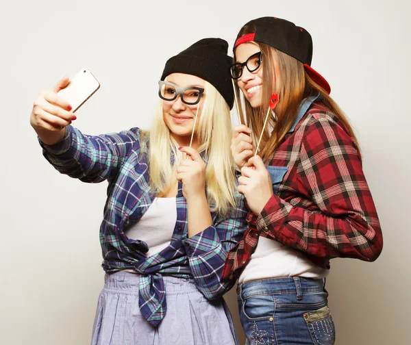 Duas mulheres engraçadas jovens — Fotografia de Stock