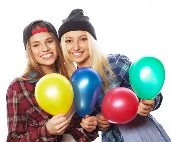 Hipster flickorna ler och håller färgade ballonger — Stockfoto