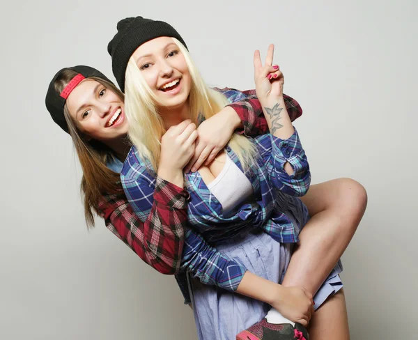 Twee mooie tiener vriendinnen — Stockfoto