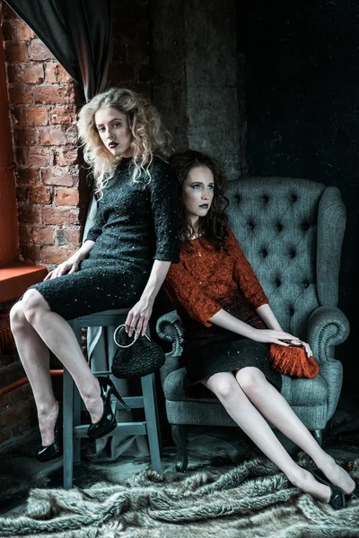 Vogue foto de estilo de dos señoras de la moda — Foto de Stock