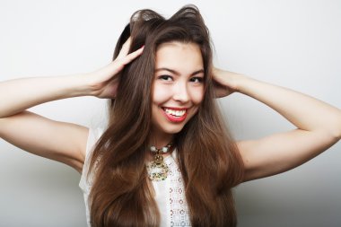 Güzel, genç, şaşkın kadın. 