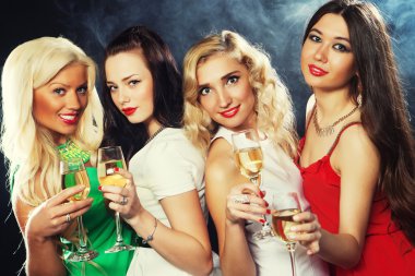 Kızlar flüt köpüklü şarap ile sorun