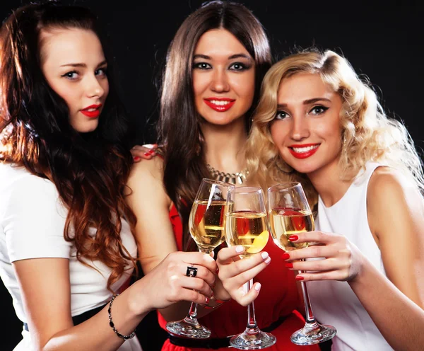 Kızlar flüt köpüklü şarap ile sorun — Stok fotoğraf