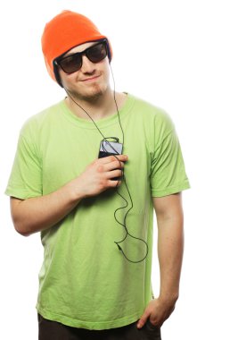müzik dinleme ve smartphone kullanarak adam