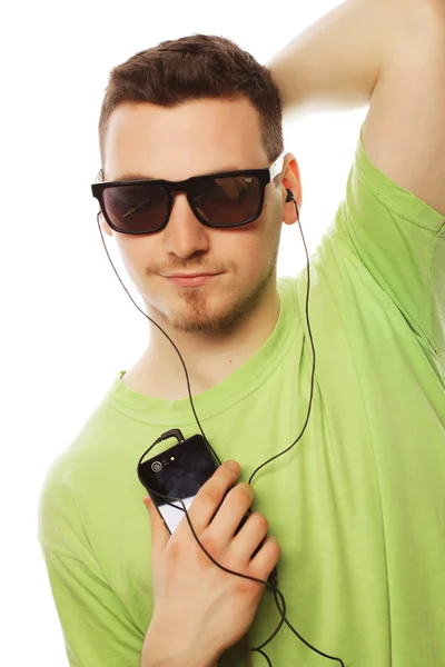 Uomo ascoltare musica e utilizzando smartphone — Foto Stock