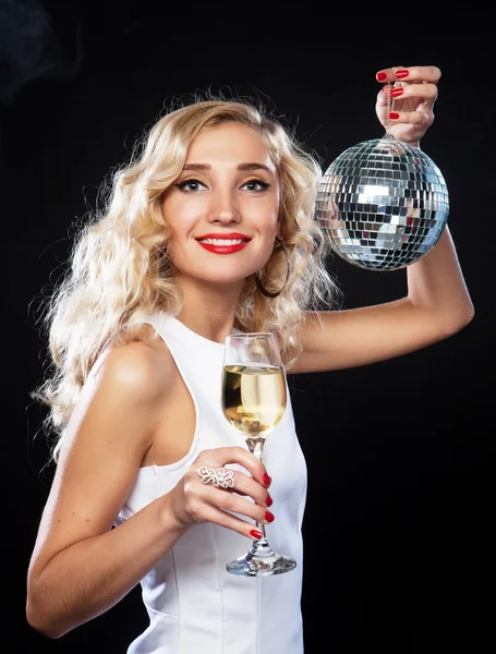 Bela mulher em vestido de noite com vinho e bola de discoteca — Fotografia de Stock