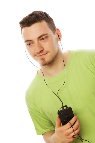 Uomo ascoltare musica e utilizzando smartphone — Foto Stock