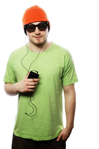 Uomo ascoltare musica e utilizzando smartphone — Foto Stock