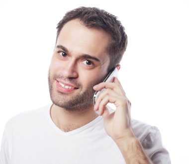  konuşan tişörtlü adam