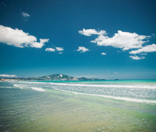 Beach summer with clouds and blue sky — Stock Photo, Image