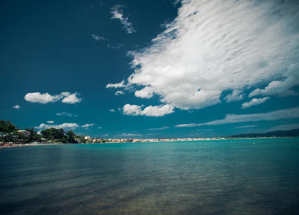 Stranden sommaren med moln och himmel — Stockfoto