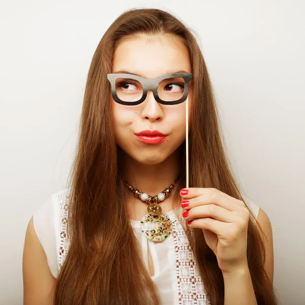 Jeunes femmes ludiques tenant des lunettes de fête . — Photo