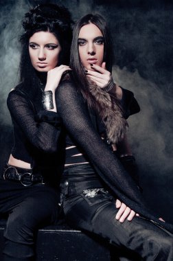 Genç gotik çiftin romantik portresi